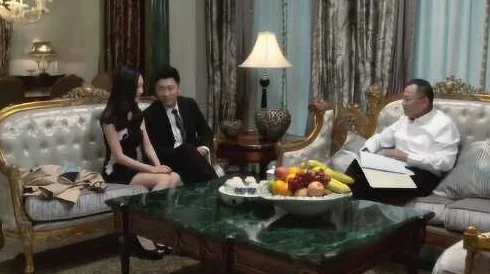 吕红刚进门就看到，竟然发现好友与神秘人物亲密互动，引发众人热议！