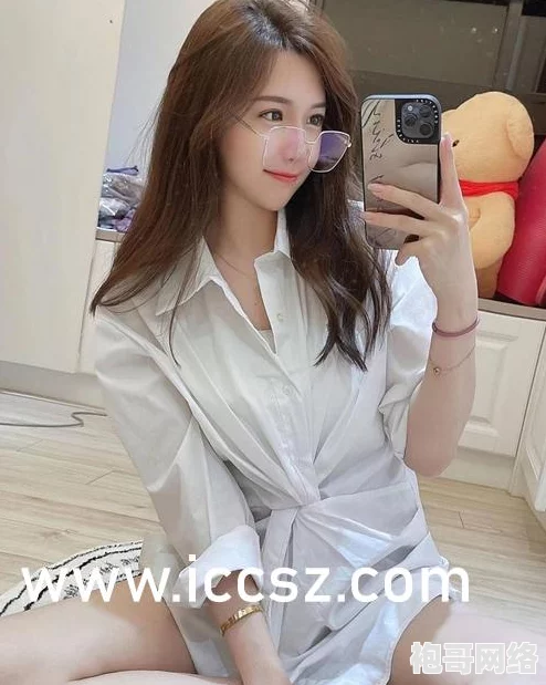 长腿丝袜美女被啪啪，性感魅力引发热议，网友纷纷点赞评论，场面火爆令人瞩目！