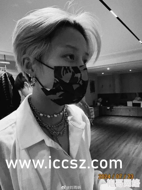 长腿丝袜美女被啪啪，性感魅力引发热议，网友纷纷点赞评论，场面火爆令人瞩目！