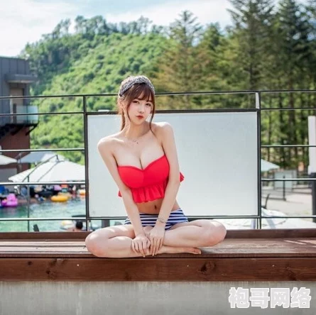 正在播放大胸易阳床战视频，网友热议其内容与表现，引发广泛关注和讨论！